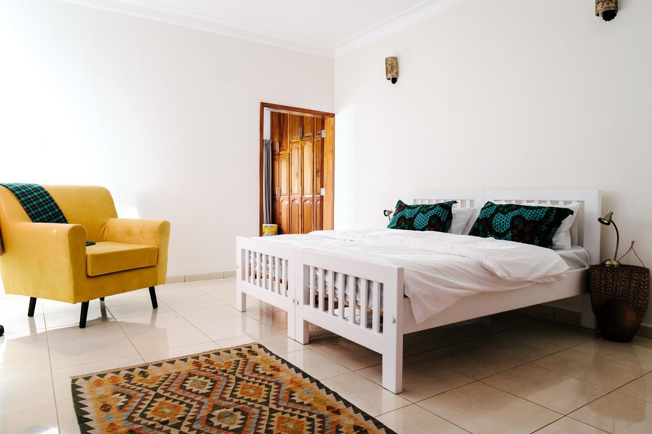 The Guinea Fowl Bed & Breakfast เอนเทบเบ้ ภายนอก รูปภาพ